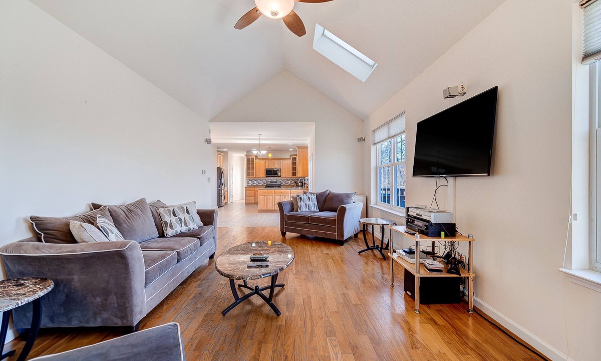 Chester House | 6 bedroom colonial house