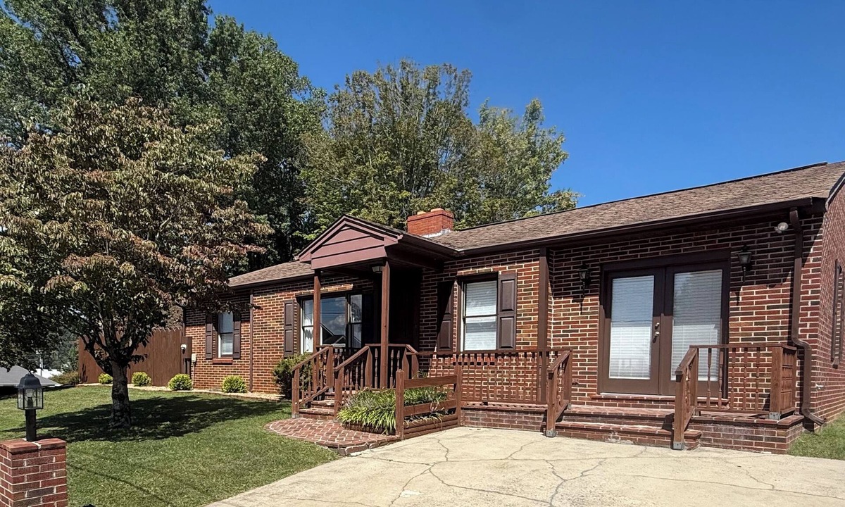 Marion House | Newly renovated 3 beds, 2 baths in Marion. Great space for the whole family!