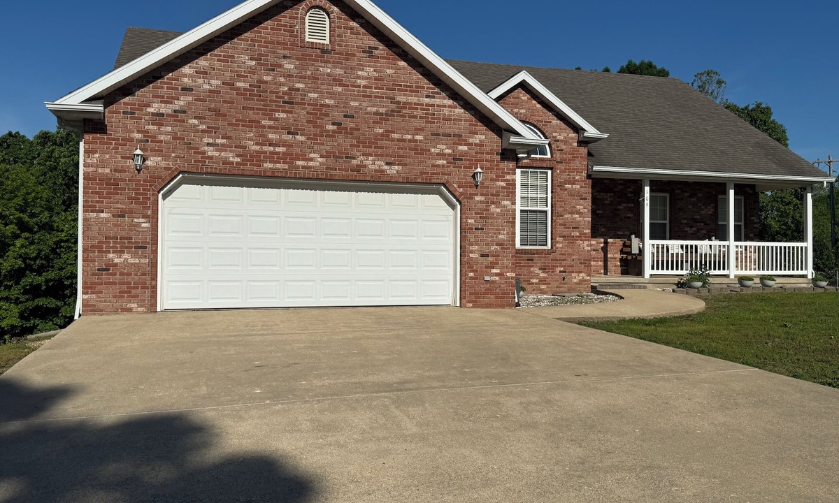 St. Robert House | Quiet Spacious Home in the Woods 10 minutes from FLW visitors center.