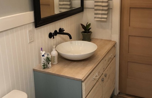 Powell River House | 2 Bedroom Country Cottage with Fully Fenced Yard