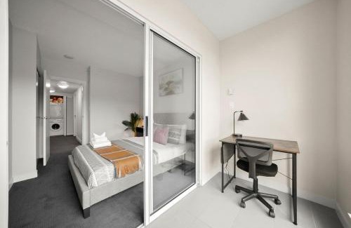 Southeast False Creek Apartment | 2-Bedroom Townhome by Downtown with Free Parking