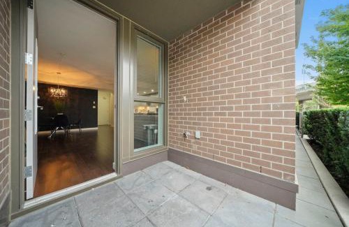 Southeast False Creek Apartment | 2-Bedroom Townhome by Downtown with Free Parking