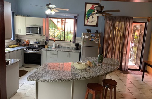 Parrita House | 5 min. drive to Playa! 15 min. drive to Mountains, 15 min. drive to the Rivers!🇨🇷