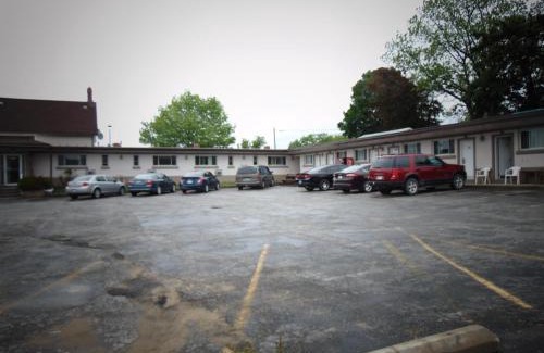 Hanover Hotel | Canadiana Motel