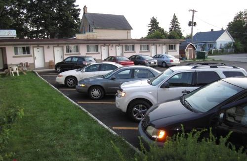 Hanover Hotel | Canadiana Motel