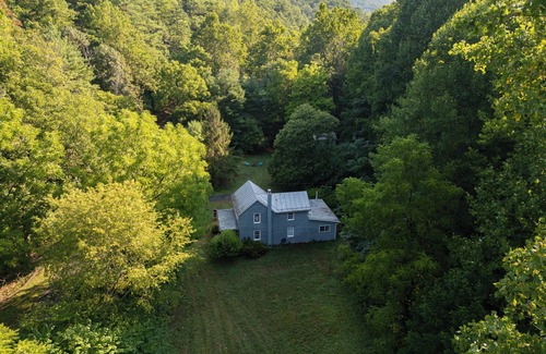 Luray House | DLT Cabins, LLC - Holler Hideaway Cozy house sleeps 4 on 10 Minutes from SNP