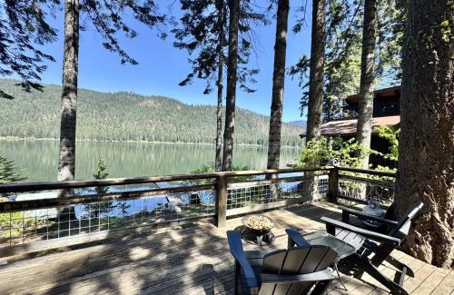 Leavenworth House | Doc Roy's Legacy on Fish Lake by NW Comfy Cabins