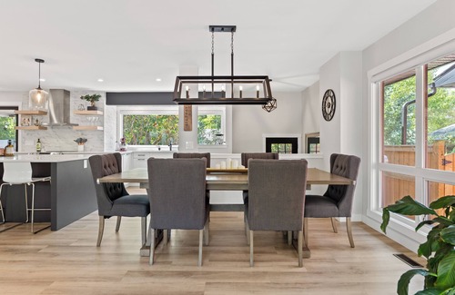 Parkland House | Family Fun Bungalow Retreat | Hot Tub | Gym | Theatre | Pool Table | Bar