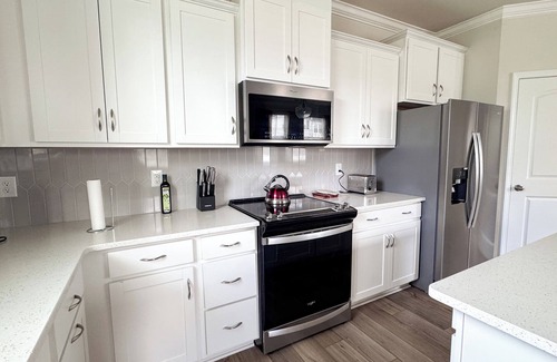 Davis Lake - Eastfield House | Modern 3BR Townhome Near Charlotte, Family-Friendly + Long-Term Ready