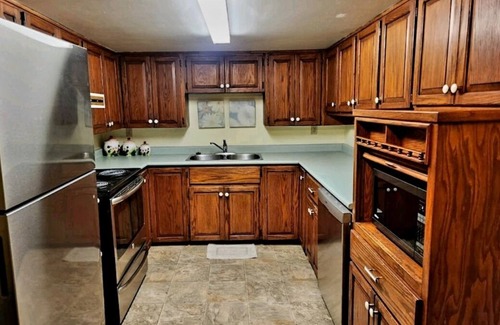 Maple Ridge House | Private Basement suite, beautiful ravine! Perfect, Relaxation or Celebration π€©