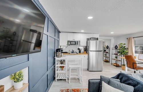 Town N County Park Apartment | Tampa's Hidden Gem - 1BR/1BA Guest Suite