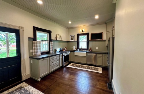 St. James House | 1910 on Route 66 is a Charming historic 2 bedroom 2 bath home, close to downtown