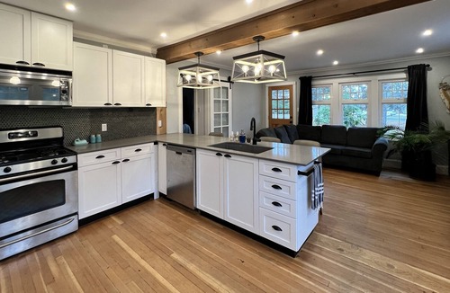 Powell River House | 2 Bedroom Country Cottage with Fully Fenced Yard