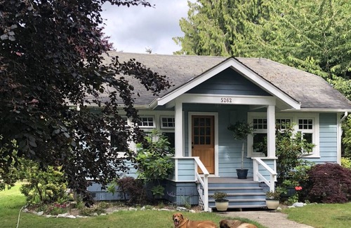 Powell River House | 2 Bedroom Country Cottage with Fully Fenced Yard
