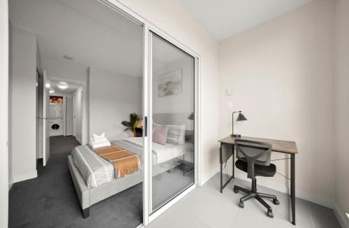 Southeast False Creek Apartment | 2-Bedroom Townhome by Downtown with Free Parking