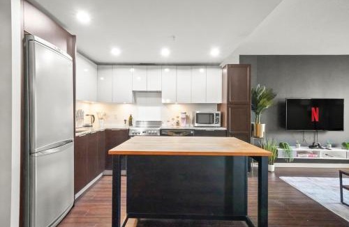 Southeast False Creek Apartment | 2-Bedroom Townhome by Downtown with Free Parking