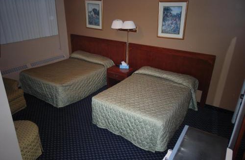 Hanover Hotel | Canadiana Motel