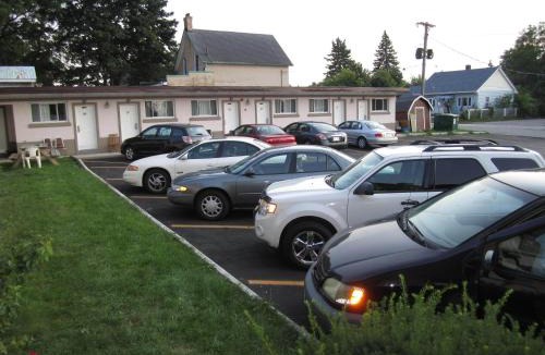 Hanover Hotel | Canadiana Motel