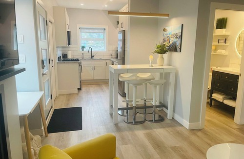 Lower Lonsdale Boat Rental | Floating retreat - unique & modern! Mins from the seabus & downtown Vancouver!