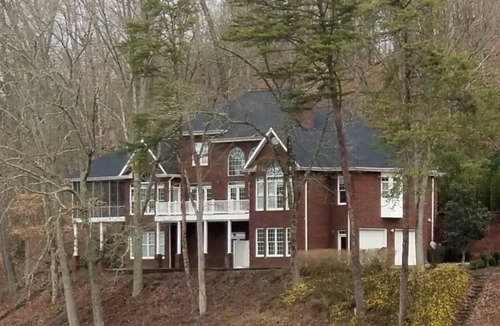 Tri-Cities House | Lakeside Spacious 5 Bedroom House!