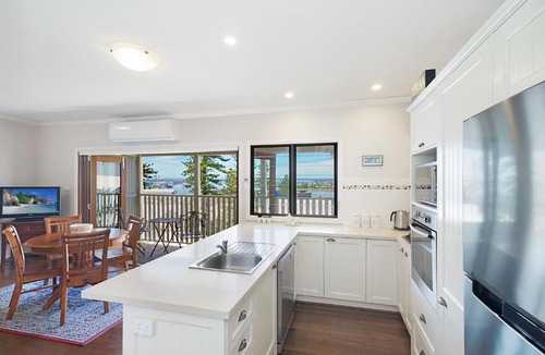 The Hill Apartment | Newcastle Short Stay Accommodation - Vista Apartment