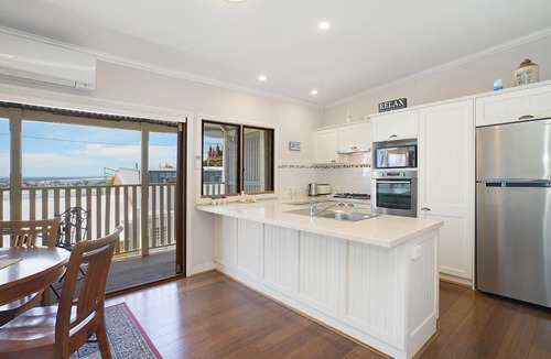 The Hill Apartment | Newcastle Short Stay Accommodation - Vista Apartment