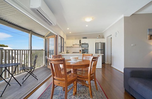 The Hill Apartment | Newcastle Short Stay Accommodation - Vista Apartment
