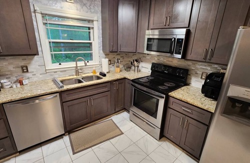 Cliftondale House | Private 3 Bedroom Getaway Near the Airport