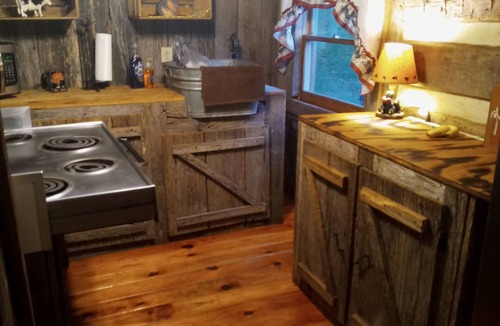 Blue Ridge Mountains Cabin | Rustic, Fall, fireplace @ 1800s Rustc Log Cabin WIFI TV, Sleeps 8 Discounts