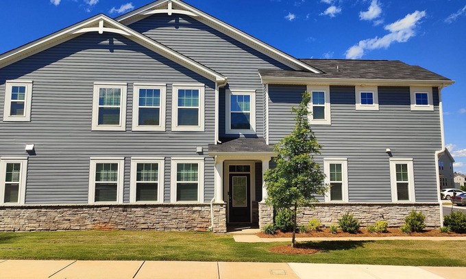 Davis Lake - Eastfield House | Modern 3BR Townhome Near Charlotte, Family-Friendly + Long-Term Ready