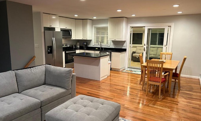 Danbury House | Reunions at Candlewood Lake