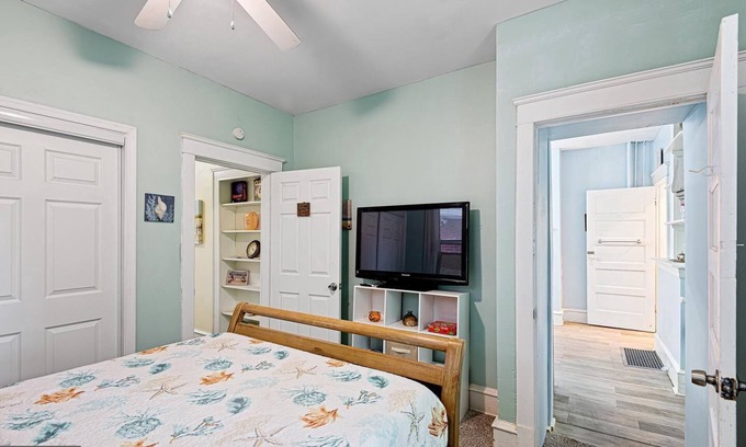 Wilmington House | Spacious 5-bedroom house with 1King + 4queen beds in lovely Wilmington